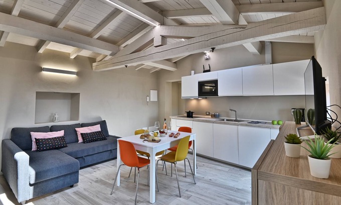 Aer Apartment | Discover Luna - Historic Center Retreat with Lake Views