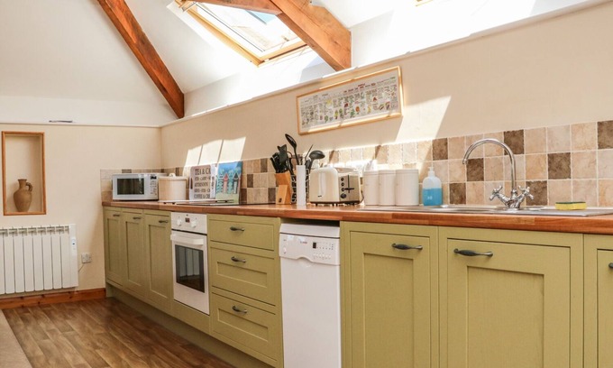 Torrington Cottage | Discover Lundy View Cottage with Cozy Kitchen & Breakfast