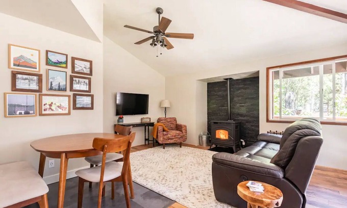 Mount Hood Village House | Inviting Lupine Glen: Pool, Wifi & Cozy Fire Deck Retreat