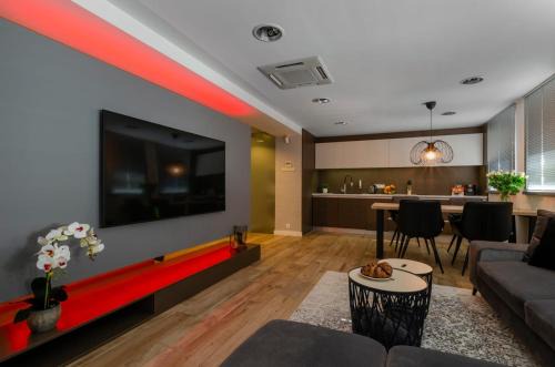 Lodz Apartment | Explore LupoApartments Kosynierów - Family-Friendly Retreat