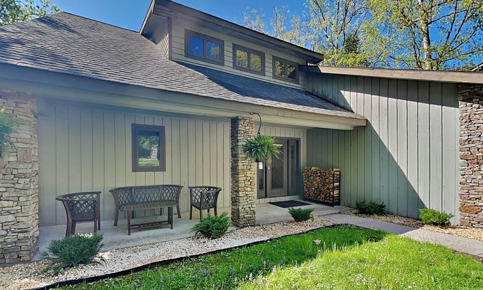 Oakland House | Enchanting Lake Views & Pool Access at Lured by the Lake