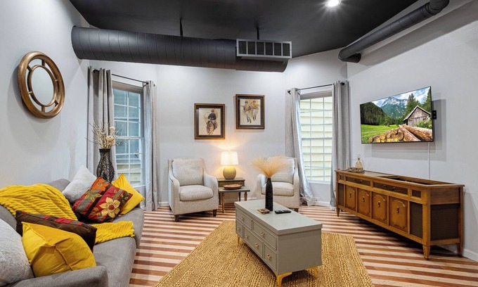 Wyandotte House | Pet-Friendly 3BD Renovated Retreat in Prime Location