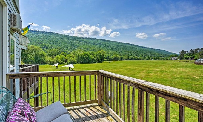 Wildwood Apartment | Inviting Condo with Deck and On-Site Hang Gliding Fun!