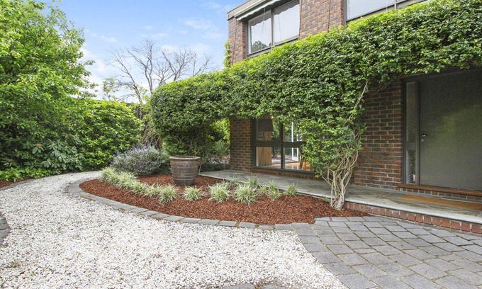 Brighton House | Serene Retreat: Two-Minute Walk to the Beach, Pet-Friendly