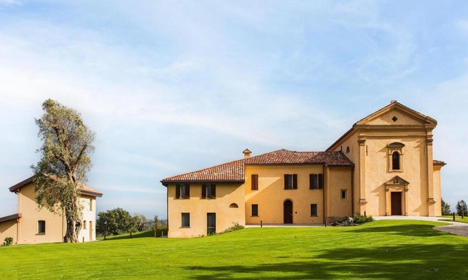Castel San Pietro Terme House | Relaxing Retreat in Varignana with Hot Tub Access