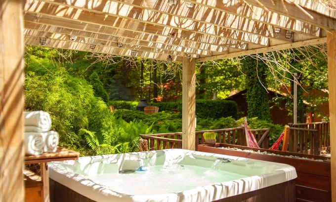 Fennville House | Beautiful Oasis with Spa Near Lake Michigan - Rated 10/10