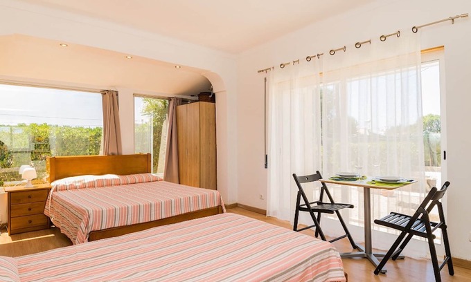 Sagres Apartment | Cozy Lutea Yellow Studio with Garden and Free Wifi