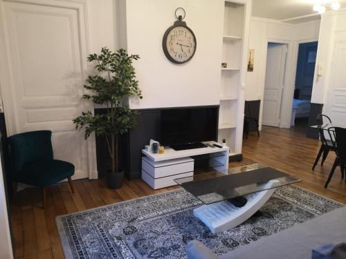 Reims Apartment | Chic Luton Hotel with Family-Friendly Amenities & High Ratings