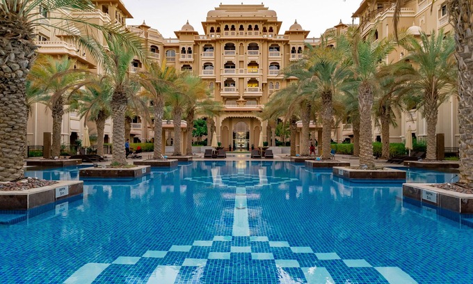 Palm Jumeirah Apartment | Top-Rated Luton Vacation Homes with Pool & Family Amenities