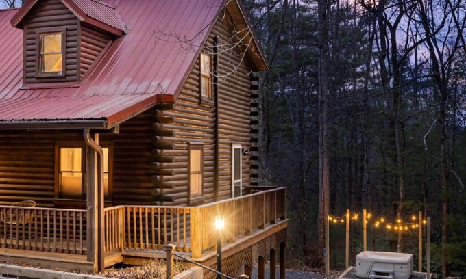 Fairview Cabin | Unforgettable HGTV Log Cabin with Hot Tub & Arcade Fun