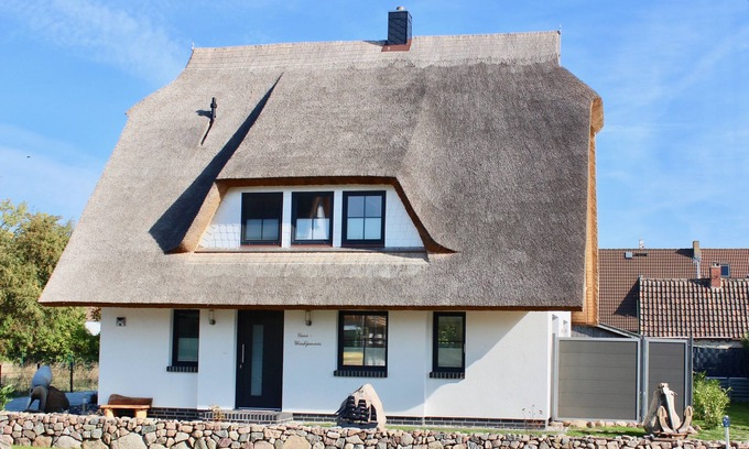 Dranske Apartment | Experience Breathtaking Sunsets at Luv Vacation Apartment