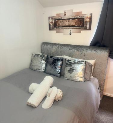 Broxbourne House | Stylish 1 Bedroom with Kitchen, Free Parking & Netflix