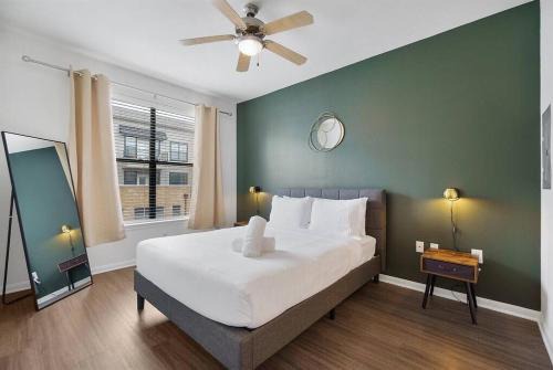 St. Edwards Apartment | Lux 1B Near Downtown