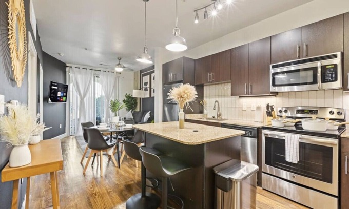 Frisco Apartment | Modern 1B Retreat near Legacy West with Pool & Gym