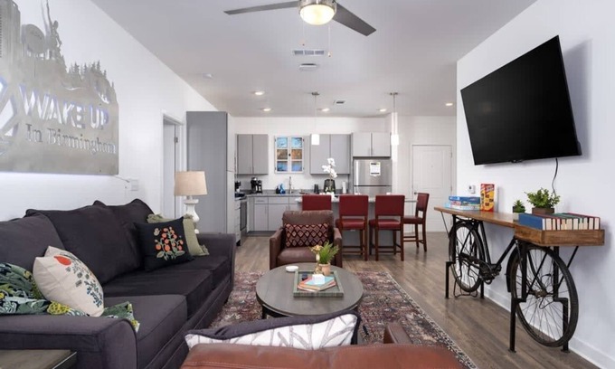 Pelham Apartment | Modern Apartment Near Oak Mt St Park with Pet-Friendly Amenities