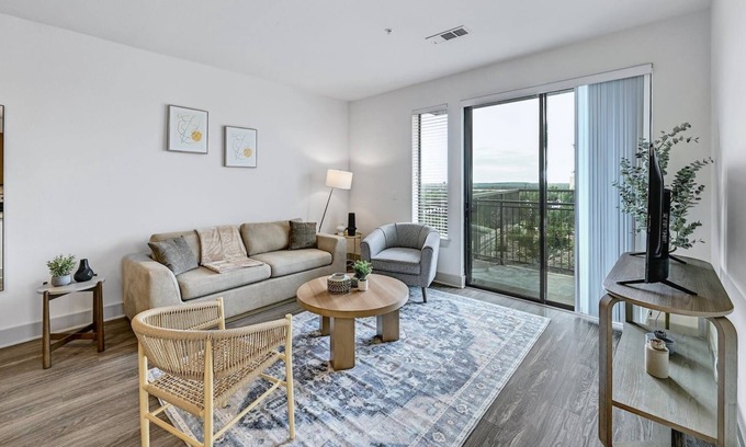 West Oak Hill Apartment | Cozy 2-Bedroom Apartment with Pool and Pet-Friendly Amenities