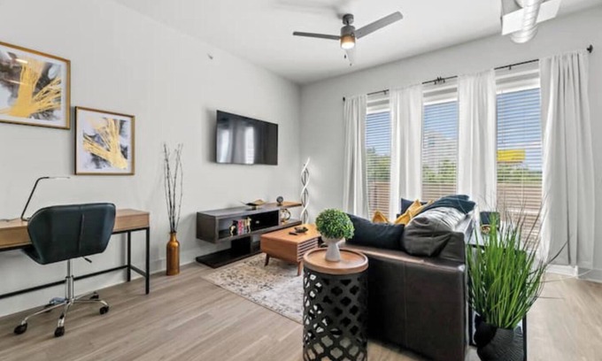 Dallas Design District Apartment | Lux 2Bed Studio Prime Location Pool Gym