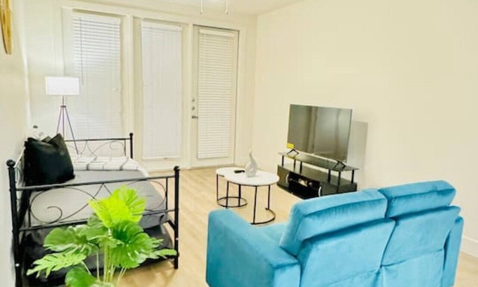 Wetmore Apartment | Lux 2BR 2Mi to Six Flags, La Cantera w/Pool & Gym