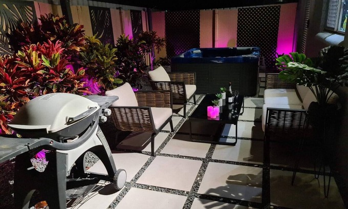 Stuart Park House | LUX 3 BEDROOM TOWNHOUSE with SPA/CHAMPAGNE STAYS DARWIN. 5 Minutes to CBD.
