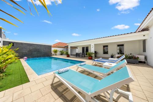 Kamay Apartment | LUX 3BR and 2BA Villa with Pool Mango Villa by Bocobay