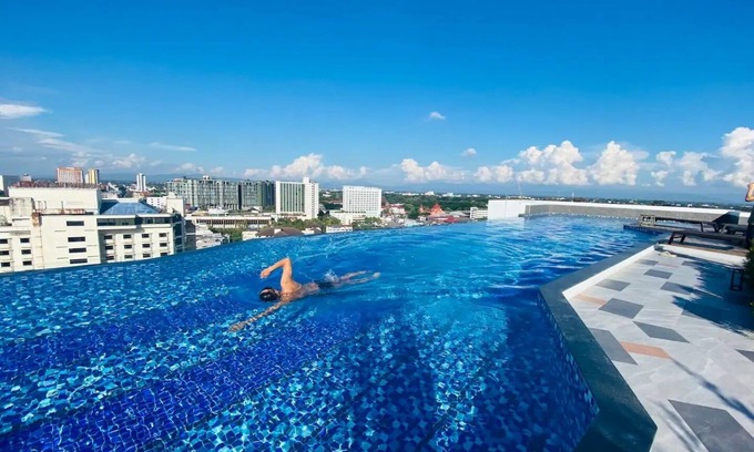 Chang Khlan Condo | Elegant 3BR Suite with Rooftop Infinity Pool & Spa Access