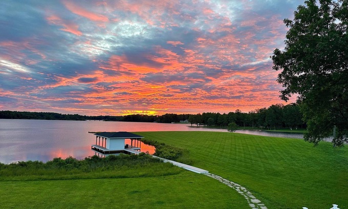Mineral House | Lux 4BR Lkfront- in/outdoor fun-MovieRm-Gym-Dock-4private bathrooms, kayaks/SUP