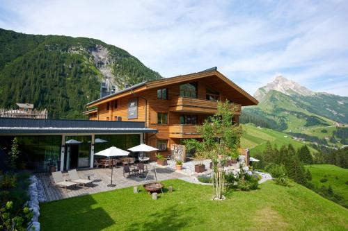 Warth Ski Chalet | Pet-Friendly Lux Alp Chalet at Arlberg - Rated 9.5/10