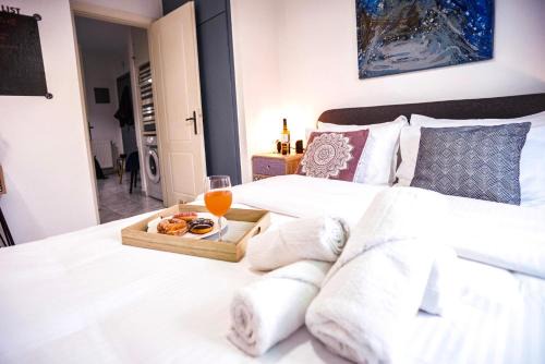 Serres Apartment | Stylish Apartment in Downtown with Family-Friendly Amenities