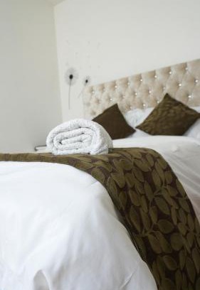 Tinsley Green Apartment | Modern Apartment in Gatwick - Family Friendly Stay