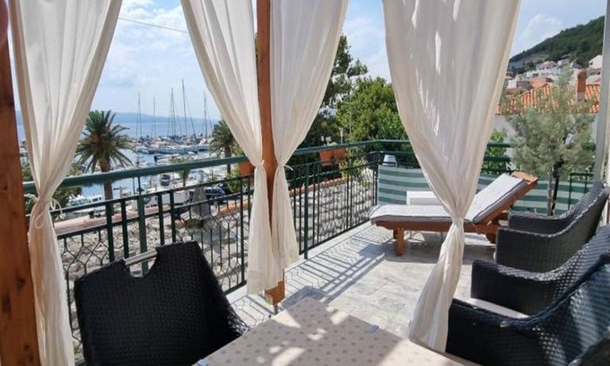 Baska Voda Apartment | Ocean View Apartment Mare: Pet-Friendly Retreat by the Sea