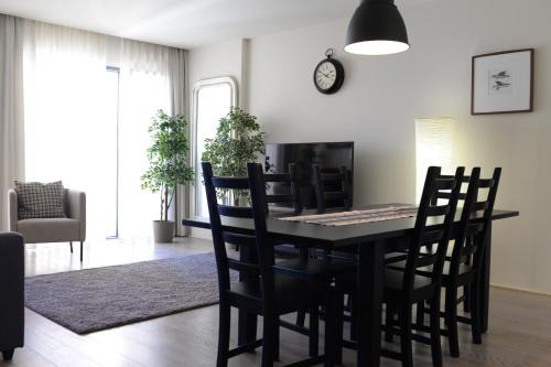 Sao Sebastiao da Pedreira Apartment | Elegant Apartment with Pool and Garage - 4-Star Retreat
