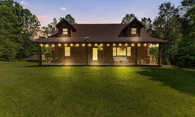 Logan Cabin | Lux cabin w/Hot Tub~ Movie Theater~ Fire Pit ~EV