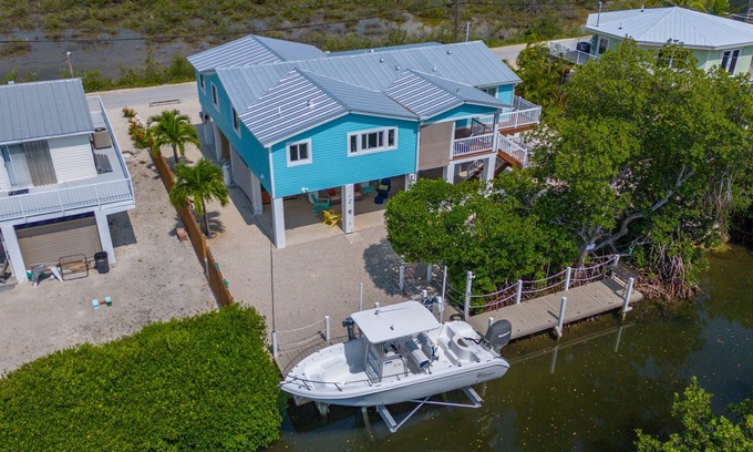 Breezeswept Beach Estates House | Lux Canal Front Home w/Dock, Near Looe Key – Fishing, Diving & Sunsets!