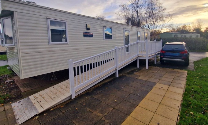Prestonpans House | Seaside Caravan Retreat with Private Parking and Terrace