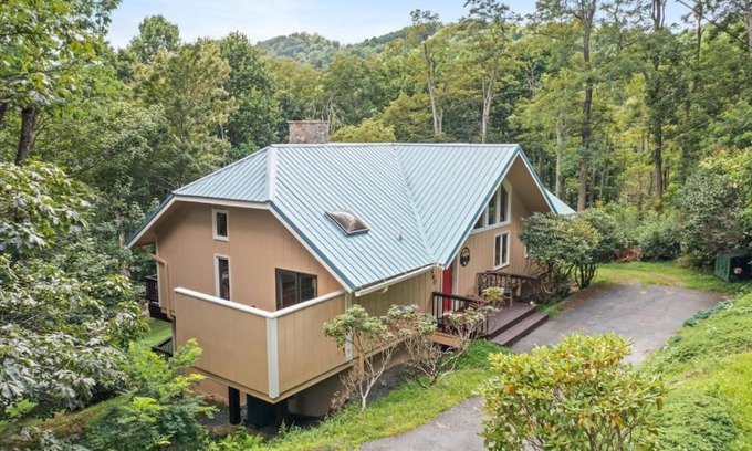 Seven Devils House | New Chalet with Breathtaking Views & Hot Tub Amenities
