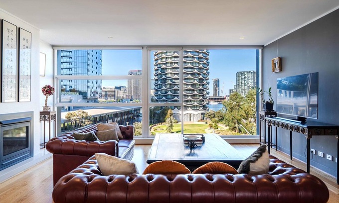 Docklands House | Stylish Docklands District 3-Level Townhouse with Free Parking