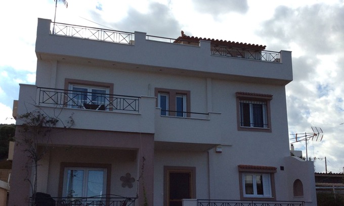 Paralias Cottage | ★LUX Family Getaway★near beach/airport, garden, sea view, 3BDR, 2BTH