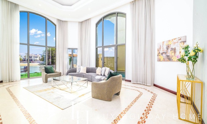 Palm Jumeirah Villa | Exquisite LUX Holiday Home - Frond E 1 with Pool & Breakfast