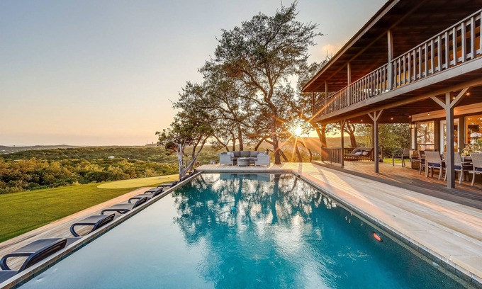 Leander House | Indulgent Getaway: Hot Tub, Infinity Pool & Putting Green
