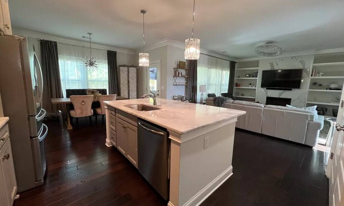 Auburn House | Prime Location House with Hot Tub - 10/10 Guest Rated