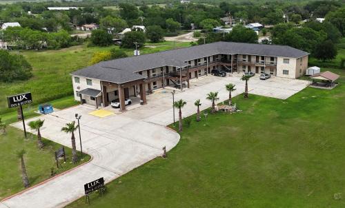 Three Rivers Hotel | Budget-Friendly Lux Inn and Suites with Family Amenities