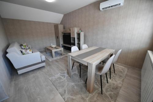 Inija Apartment | Top-Rated Hotel Lux J.S.L.T. with Hot Tub & Family Friendly