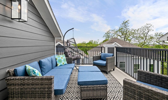 Greater East End House | Downtown Oasis: Rooftop & Chef Services Await Your Stay