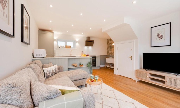 Martlesham Heath House | Pet-Friendly Escape at Lux Lodge for Your Family Adventure