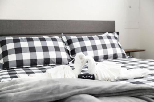 Central Arlington House | Modern Getaway with King Bed and ATT Stadium Views