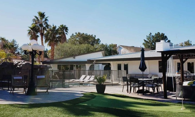 Canyon Gate House | Modern Villa in City Center with Pool, Spa & Game Room