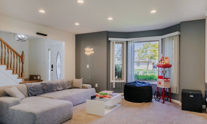 Sterling Heights House | 🎗️Lux Retreat- Hot Tub - Movie Nights- King Bed
