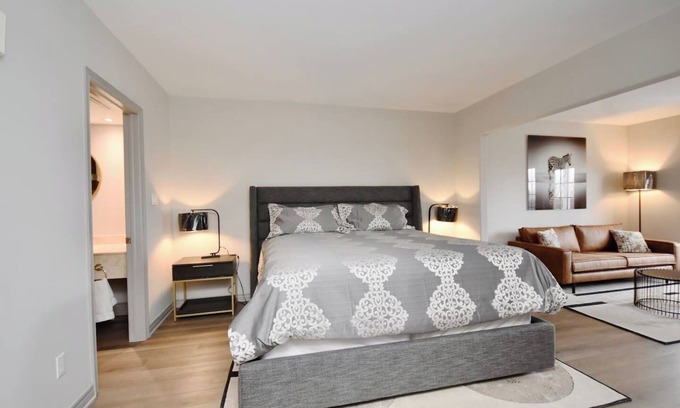 Oro-Medonte Apartment | Lux Studio-King Bed with Pool on Grounds