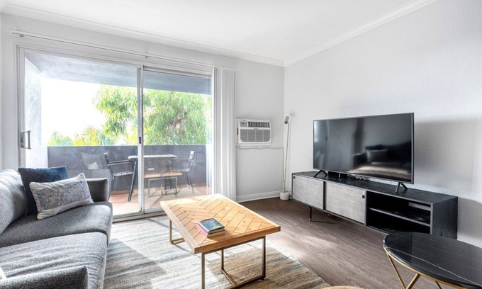 Torrance Apartment | Relaxing Torrance 1BR with Roofdeck, Tennis & Pool Access