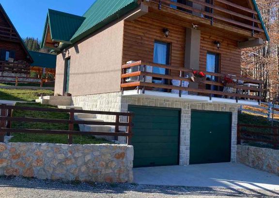 Zabljak Villa | Guest Rated 10/10 at Lux Villa MaxiM: Pet-Friendly Escape